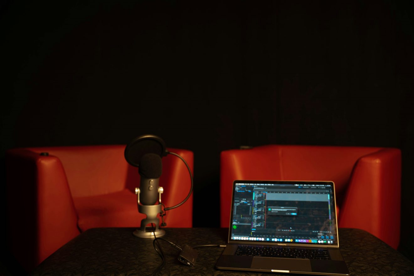 Jaki mikrofon wybrać do podcastów? Poradnik