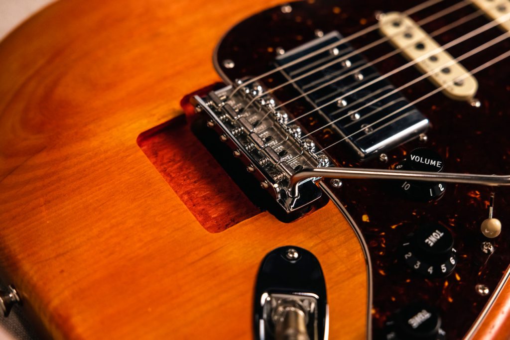 Charakterystyczne wyfrezowanie pod mostek Fender Michael Landau Coma Stratocaster