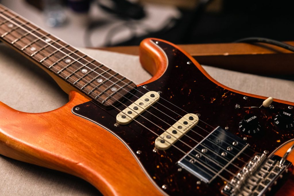 Zbliżenie na customowe przetworniki i humbucker Fender Michael Landau Coma Stratocaster