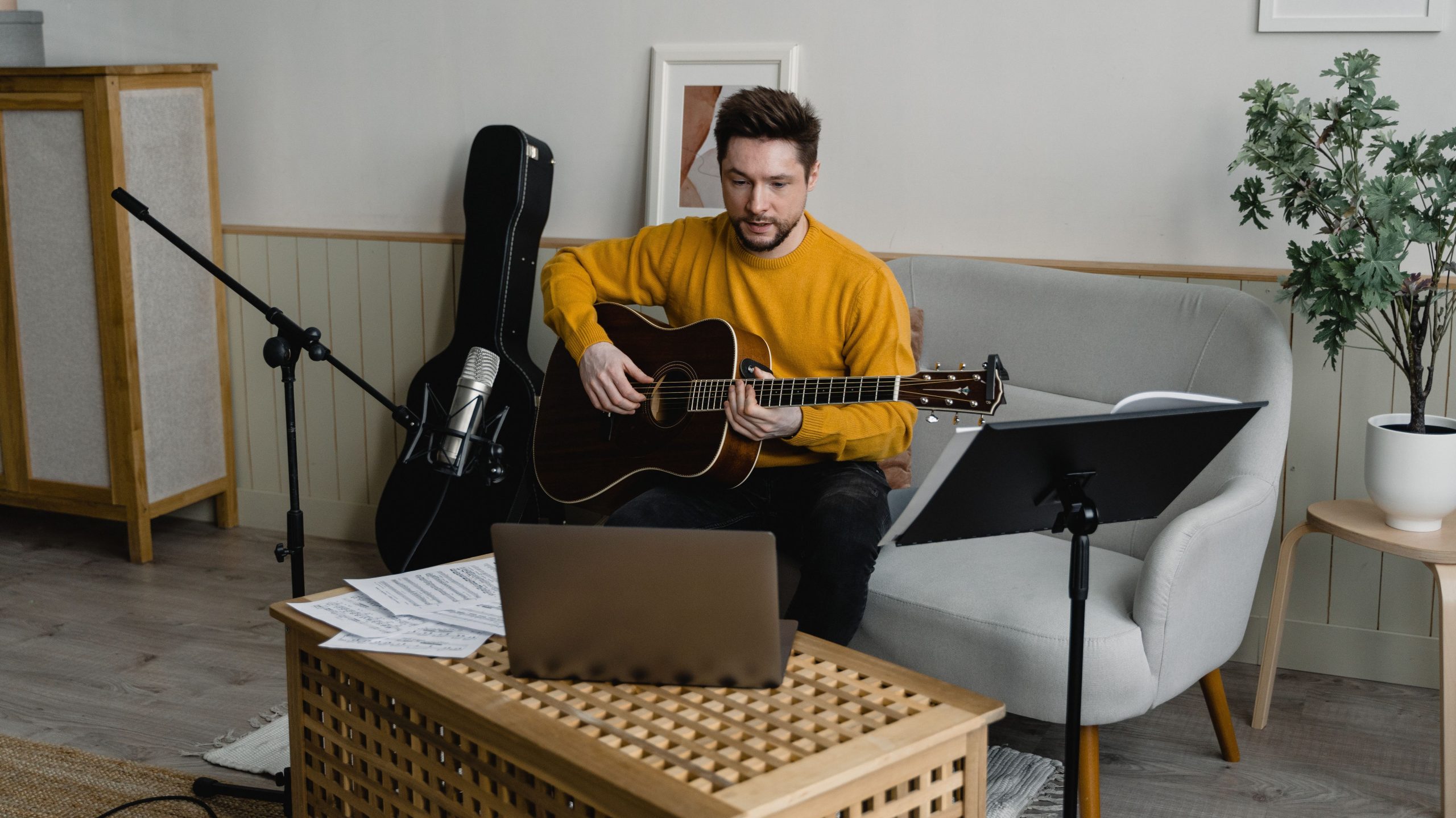 Praktyczny prezent dla muzyka - gitarzysta podczas nagrań